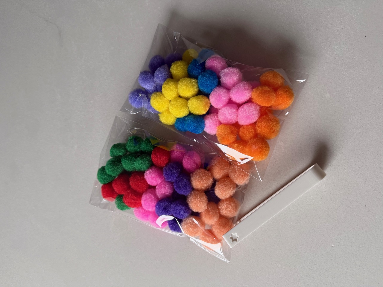 Pompomide ja pintsettide komplekt